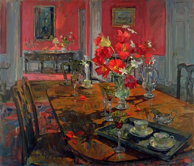 Tulipani in una sala da pranzo rossa da Susan Ryder
